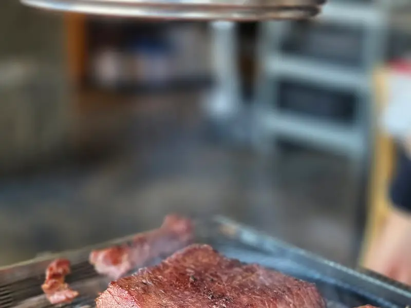 숯불 위에서 구워지는 두툼한 안심 스테이크