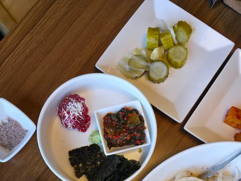 다채로운 밑반찬과 육회