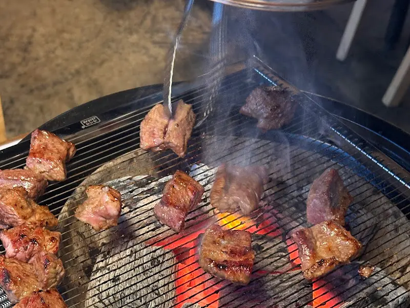 숯불에 구워지는 갈비 근접샷