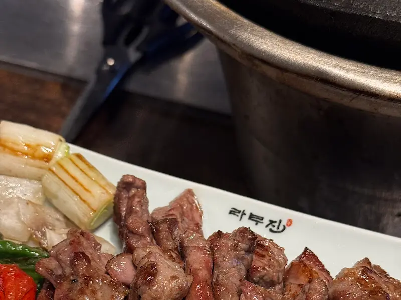 접시에 담긴 구워진 양고기