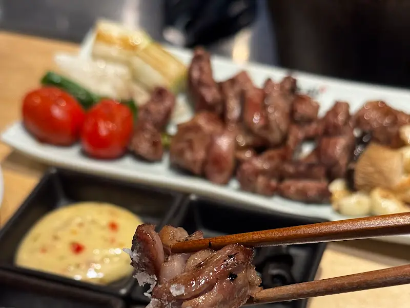 젓가락으로 집은 양고기