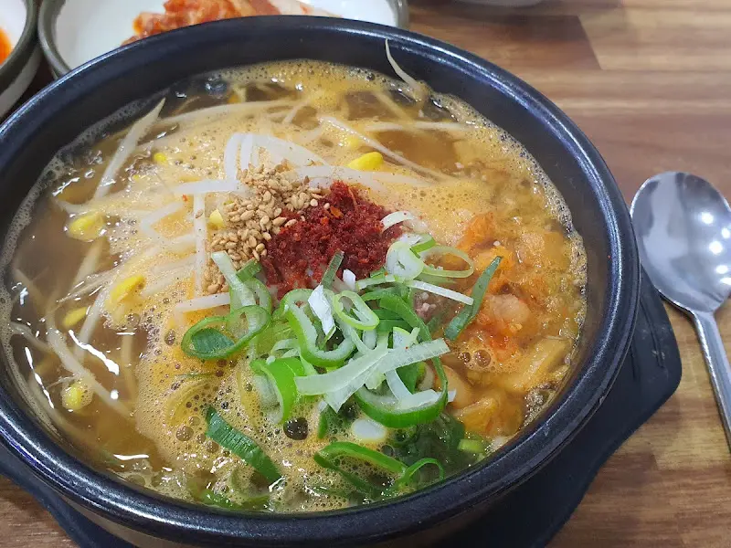 얼큰한 콩나물국밥