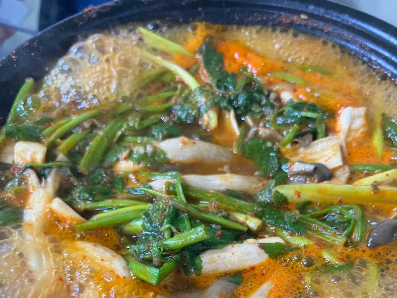 보글보글 끓고 있는 버섯매운탕
