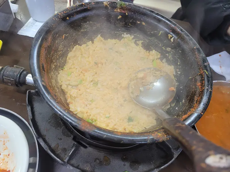 볶음밥이 완성된 모습