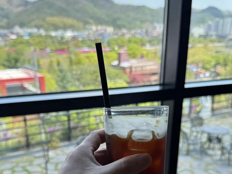 창밖 풍경과 음료