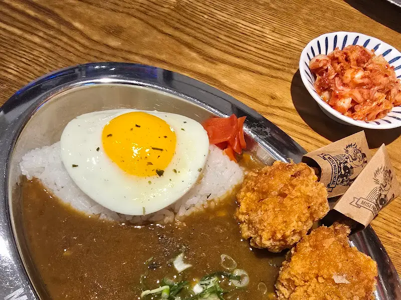 계란 후라이 토핑이 올라간 카레