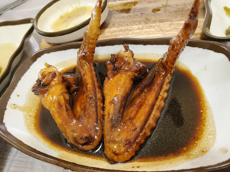 윤기가 흐르는 닭날개 조림