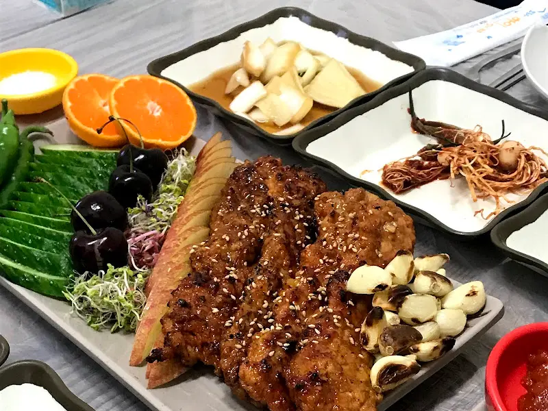 다채로운 곁들임 채소와 닭불고기