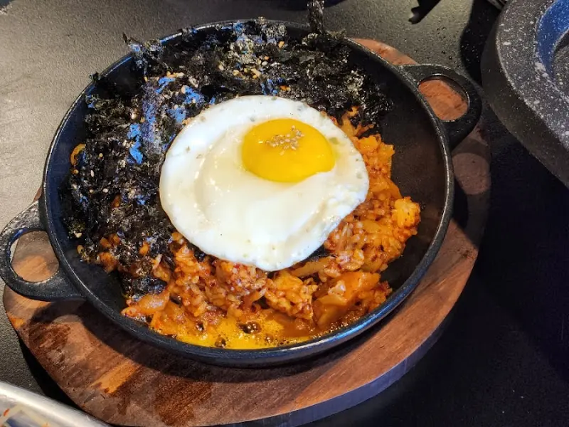 김치와 계란후라이가 올라간 맛있는 볶음밥