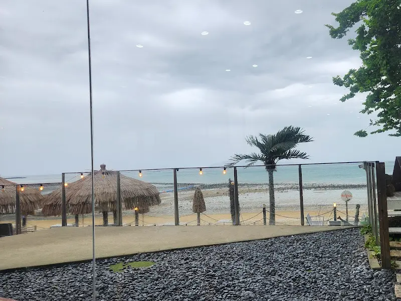 카페에서 바라본 바다 풍경