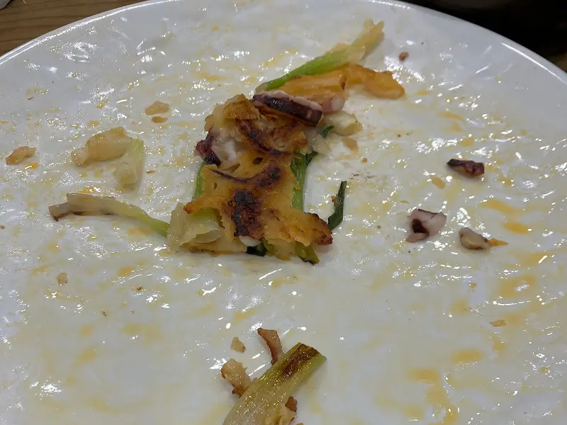 다 먹고 남은 김치전의 모습