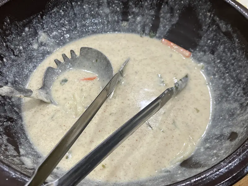 들깨칼국수를 깨끗하게 비운 그릇