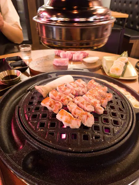 숯불 위에 구워지는 고기