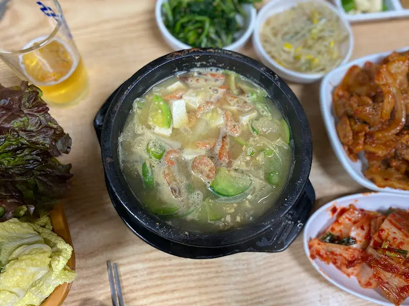 뚝배기에 담겨 보글보글 끓고 있는 된장찌개의 모습