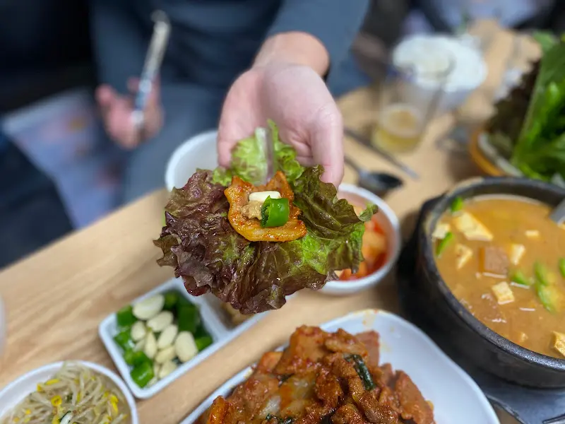 제육쌈밥을 싸서 먹는 모습