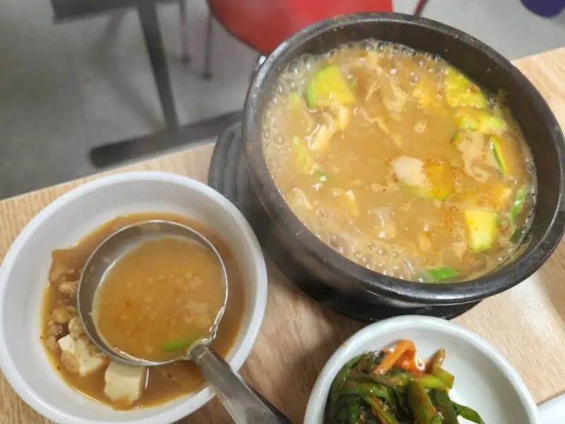뚝배기에 담긴 된장찌개 클로즈업 사진