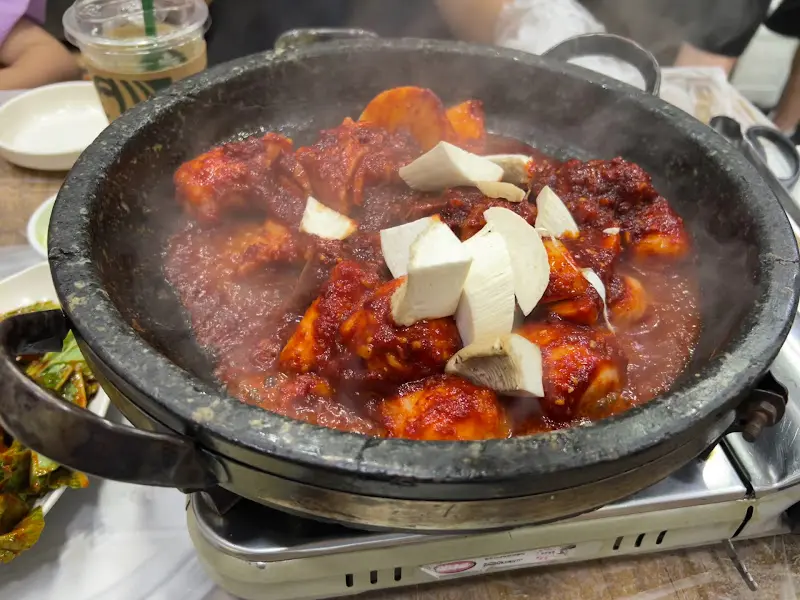 돌판 위에서 지글거리는 대정양곱창 양념구이