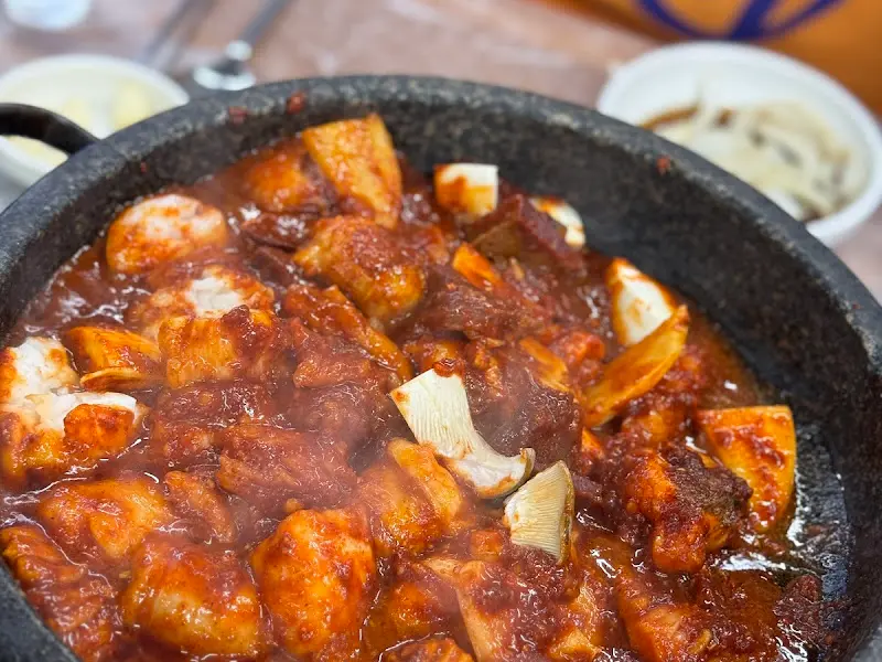 돌판 위의 양념구이 클로즈업