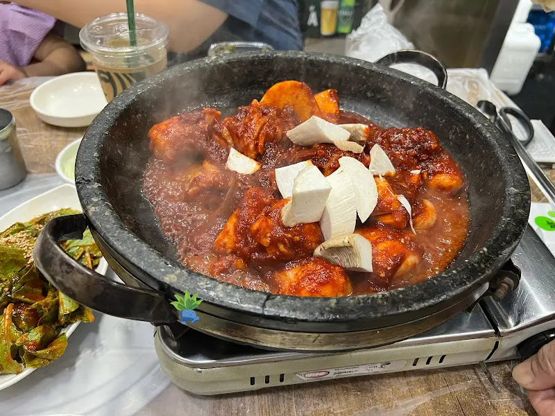 돌판 위의 양념구이 전체샷