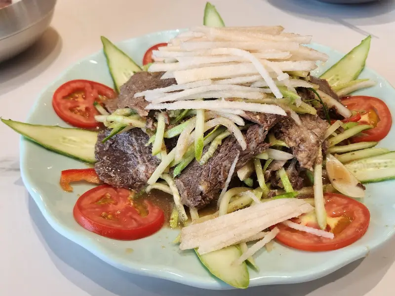 싱싱한 야채와 양지 고명이 어우러진 냉면 한 상