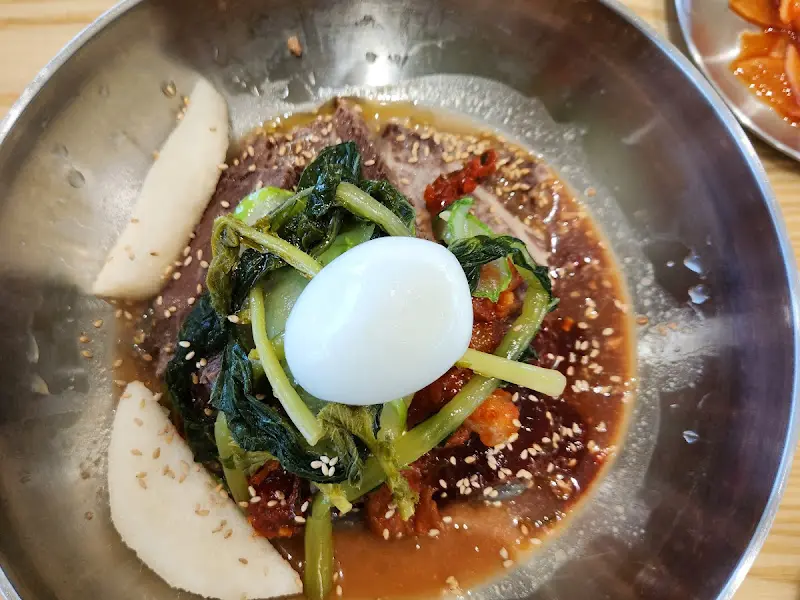 가늘고 쫄깃한 면발이 인상적인 함흥냉면