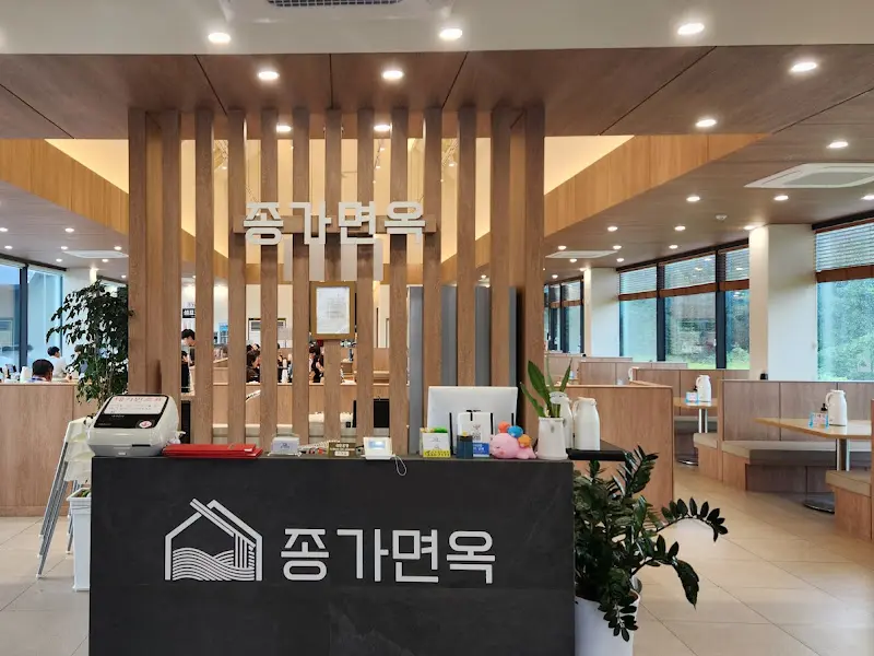 깔끔하고 모던한 종가면옥 내부