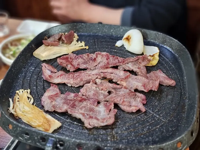 불판 위에서 익어가는 갈매기살