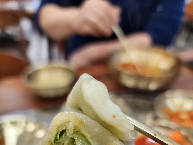 신비면옥 젓가락 액션