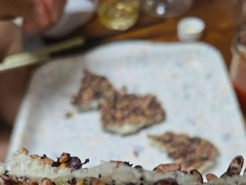 접시에 담긴 강정 조각들