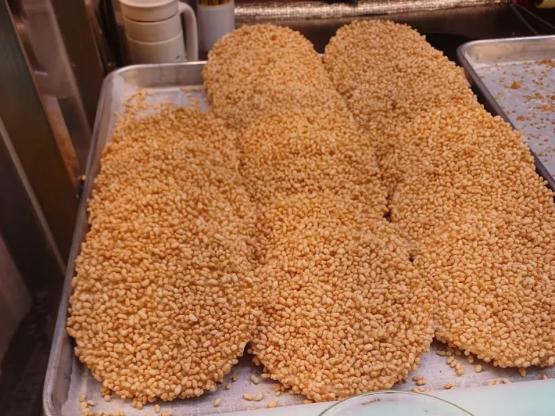 쟁반에 담긴 현미 강정