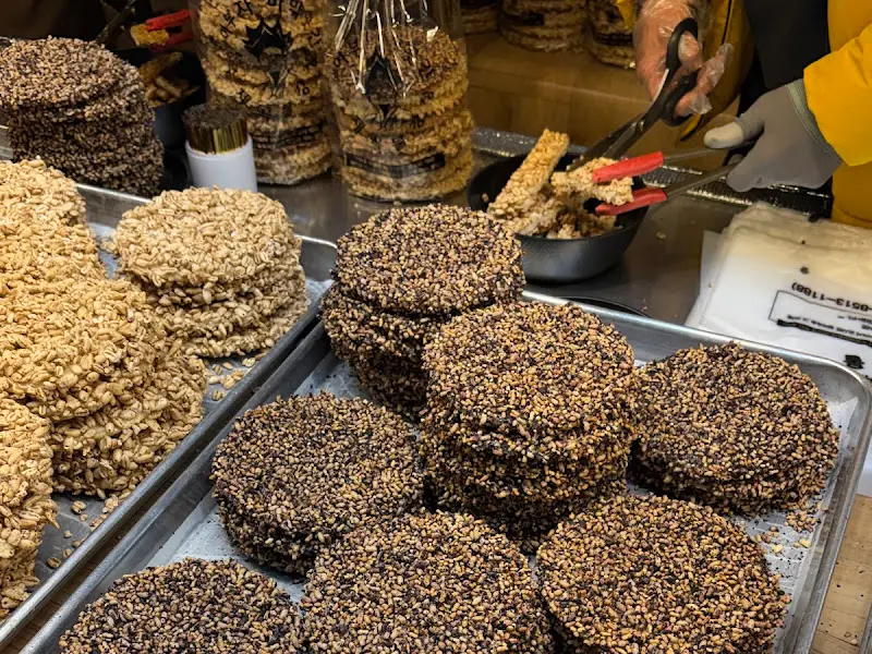 수북이 쌓인 강정들