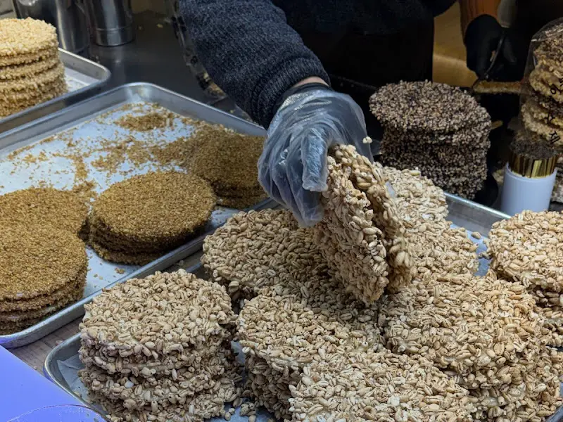 강정을 포장하는 모습