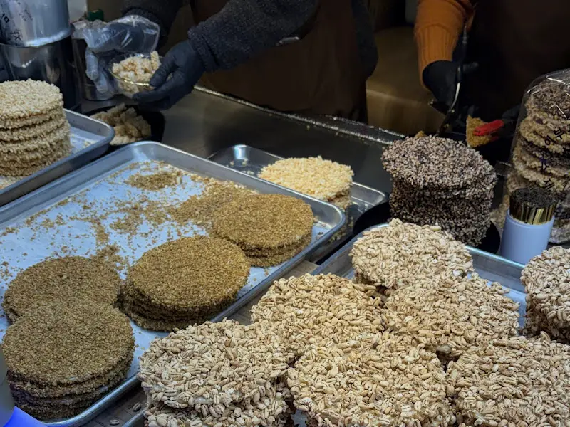 판매대의 강정 모습