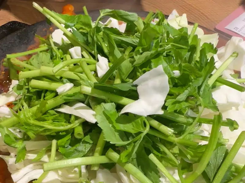 싱싱한 야채 사리가 듬뿍 올려진 쭈꾸미 볶음