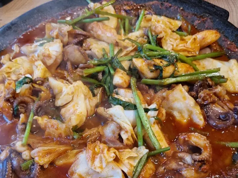 매콤한 양념이 밥알에 스며든 환상적인 볶음밥