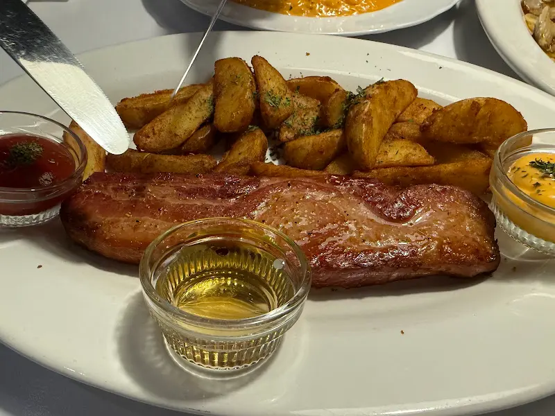 투파인드피터 스테이크와 감자튀김