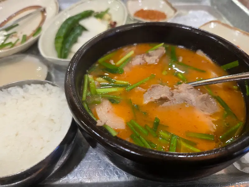 돼지국밥에 다진 양념 넣은 모습