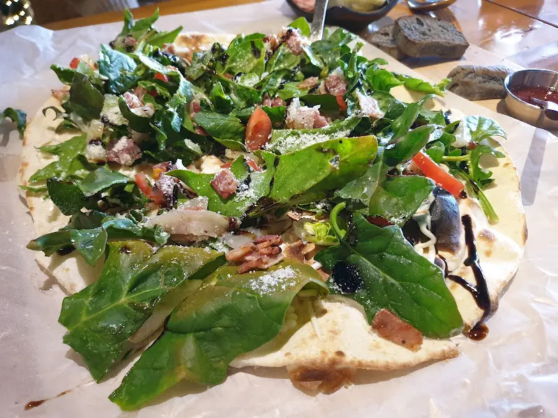 신선한 시금치가 듬뿍 올라간 시금치 피자