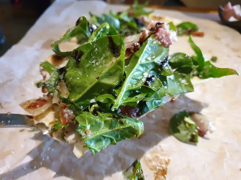 싱싱한 시금치와 토마토, 베이컨의 조화가 일품인 피자