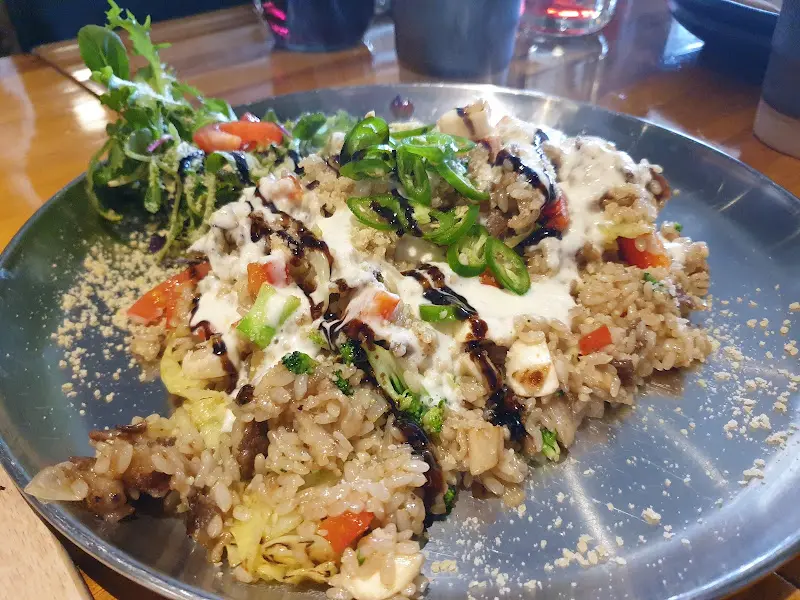 다양한 채소와 매콤한 고추 토핑이 어우러진 필라프