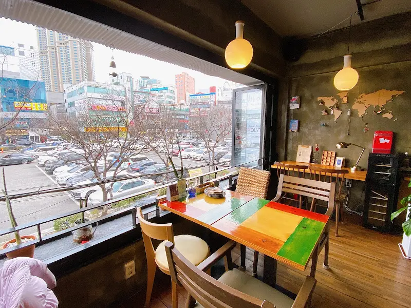 세련된 디자인의 테이블과 창밖으로 보이는 부산 시내 풍경