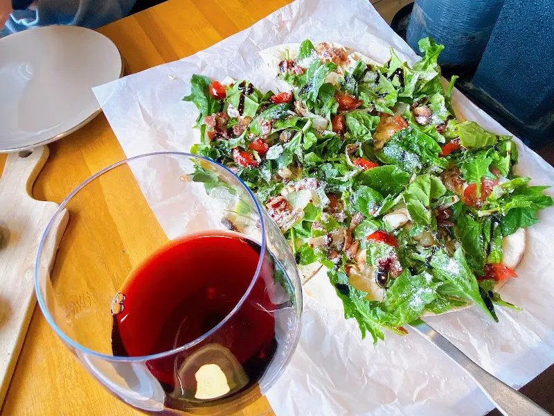 와인과 함께 즐기는 시금치 피자