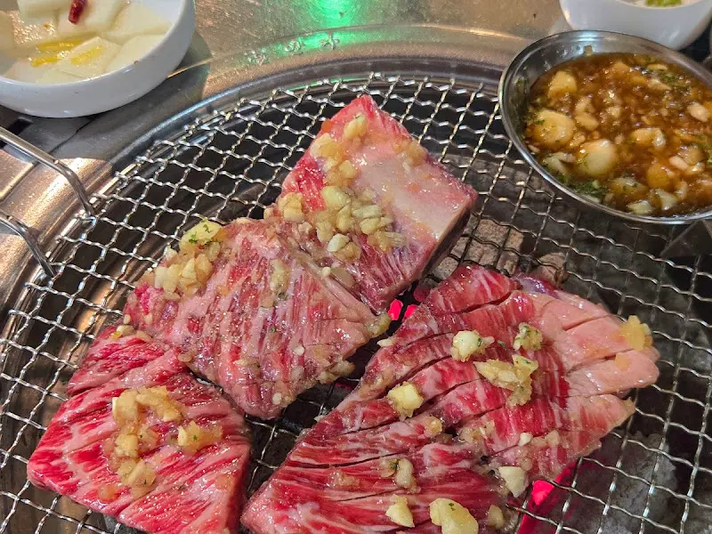 마늘 소갈비 굽는 모습