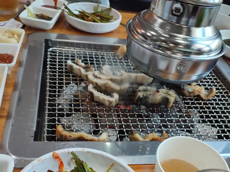 숯불 위에서 맛있게 익어가는 장어