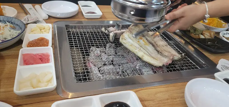 정성스럽게 구워주는 모습