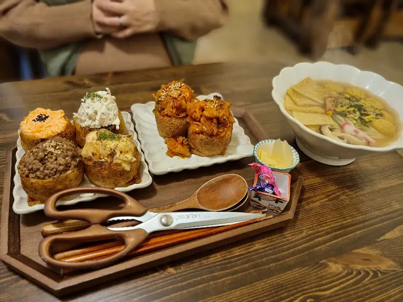 한 상 가득 차려진 유부초밥과 우동