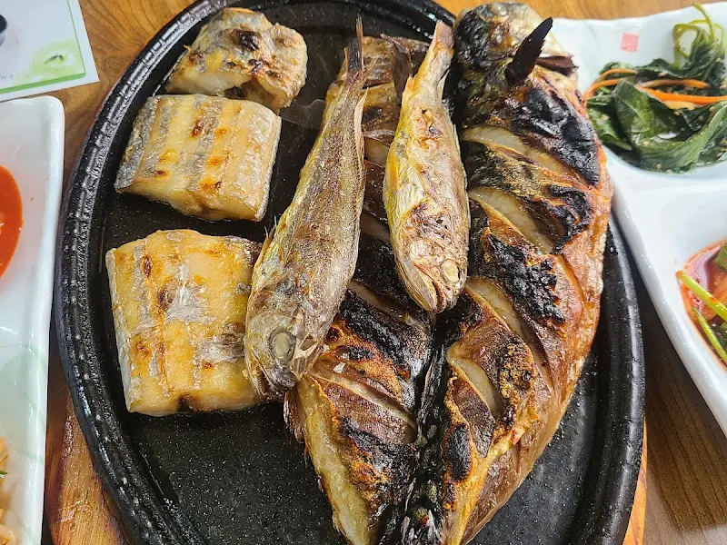 노릇노릇하게 구워진 생선구이