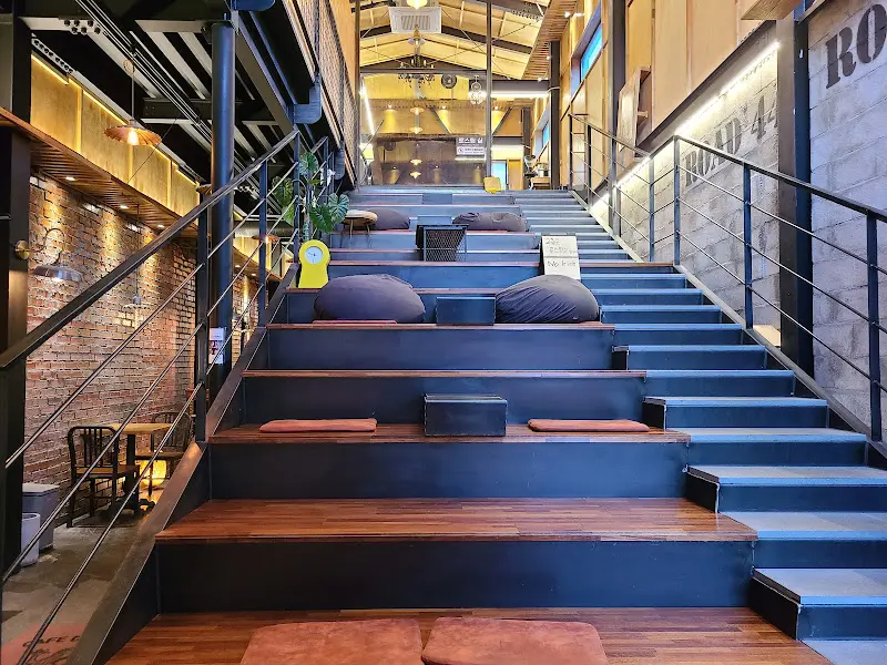 ROAD44의 독특한 계단식 좌석 공간