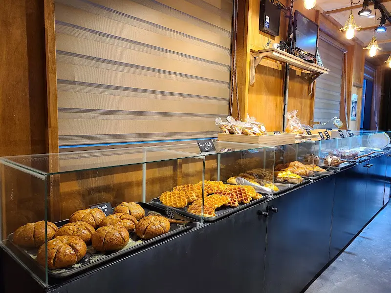 다양한 종류의 빵이 진열된 베이커리 코너