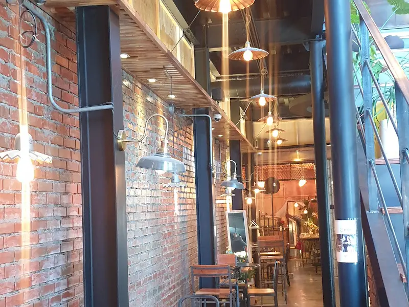 벽돌과 조명의 조화